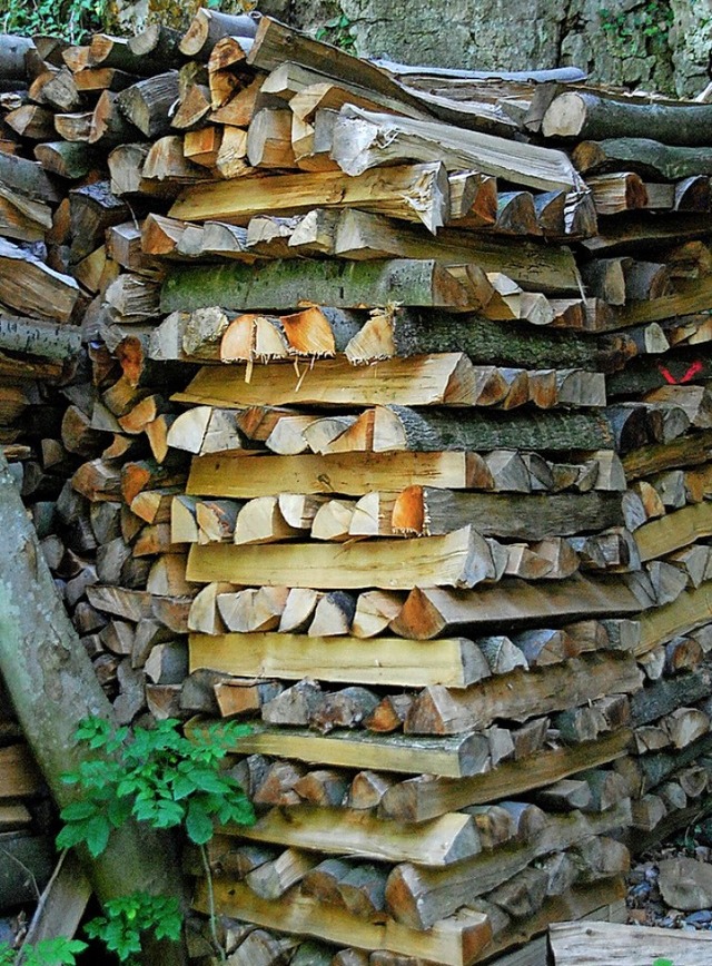 Brennholz darf zum Eigenbedarf auf eigenen Grundstcken gelagert werden.   | Foto: Ralf Staub