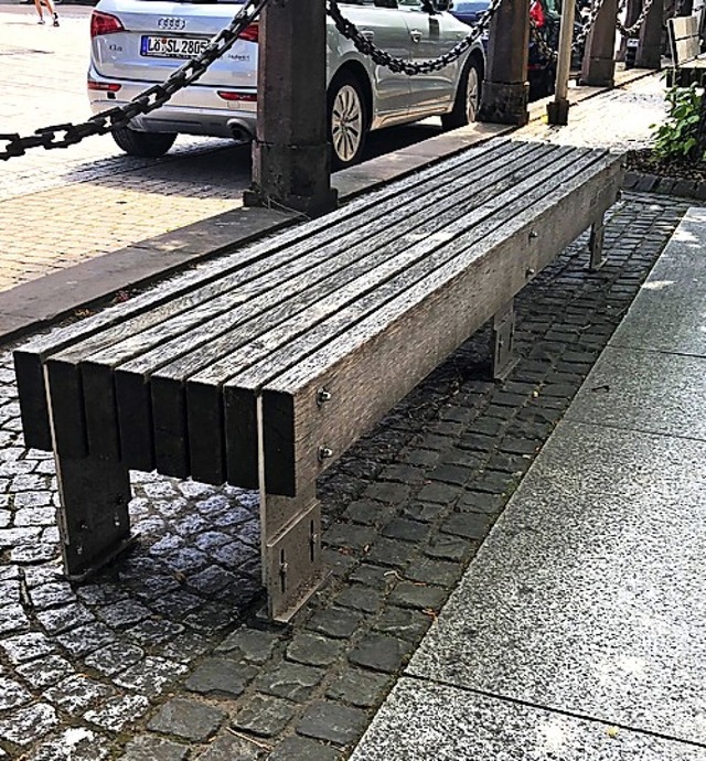 Nicht seniorengerecht sind unter anderem die Holzbnke auf dem Marktplatz.   | Foto: Nicolai Kapitz