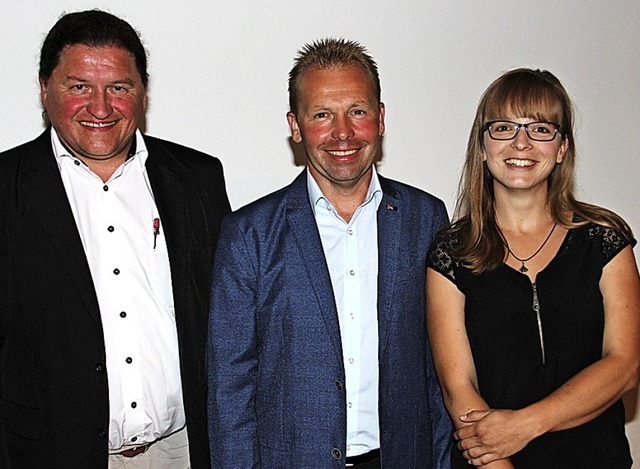 Oswald Prucker, Harald Wochner  und  A...n links) vertreten den Brgermeister.   | Foto: Mario Schneberg