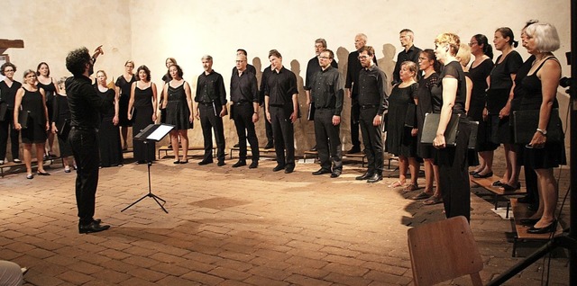 Das John Sheppard Ensembles unter Leit...dt sang in der Merdinger Zehntscheune.  | Foto: Mario Schneberg