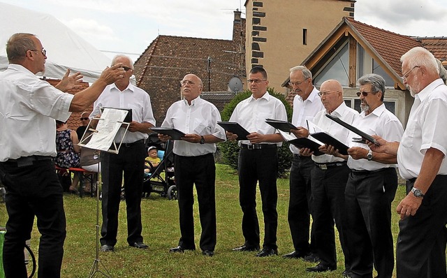 Die Snger vom Mnnergesangverein Edel...en mit ihren Liedern die Festbesucher.  | Foto: Herbert Trogus