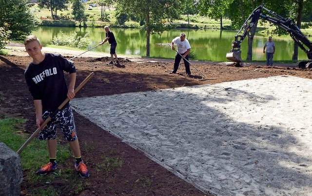 Am Herrischrieder Stehlesee wurden ges...er den neuen Beachvolleyballplatz her.  | Foto: Wolfgang Adam