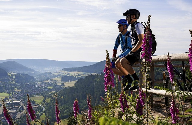 Biker genieen den Blick auf Baiersbronn im Nordschwarzwald.  | Foto: Ulrike Klumpp