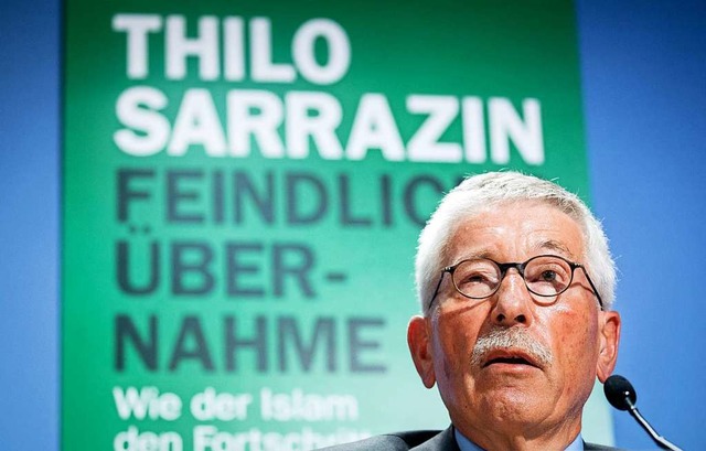 Thilo Sarrazin stellt bei einer Presse...nd die Gesellschaft bedroht&quot; vor.  | Foto: Kay Nietfeld