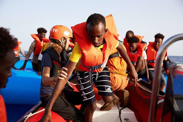Rettungsschiffe nehmen Flchtlinge auf. Soll sich die Kirche daran beteiligen?  | Foto: Fabian Heinz (dpa)
