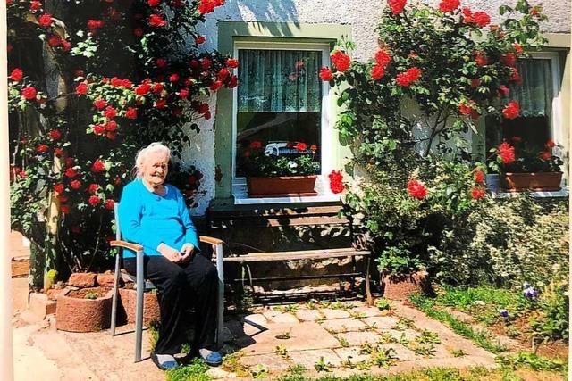 Eine 92-Jhrige pflegt seit 46 Jahren einen Rosenstrauch