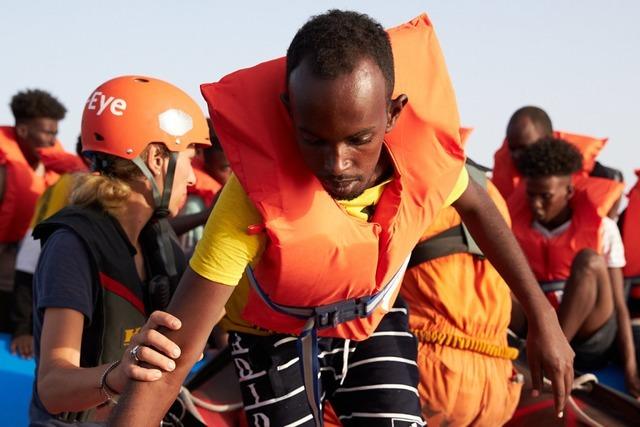 Pro & Contra: Soll die Kirche ein Rettungsschiff ins Mittelmeer schicken?