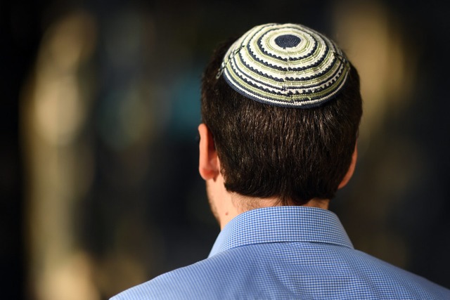 Viele deutsche Juden, auch in Freiburg...re Kippa offen zu tragen (Symbolbild).  | Foto: Uli Deck (dpa)