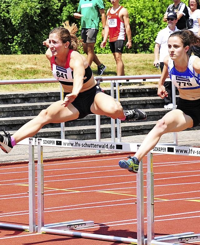 Anna-Lena Gamp vom TV Lenzkirch (links...e ber die Hrden zur Bronzemedaille.   | Foto: Ottmar Heiler