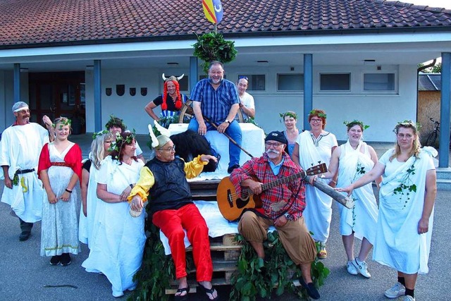 Bernhard Strbele, alter und neuer Ort...nem Triumphwagen durch den Ort fuhren.  | Foto: Jutta Schtz