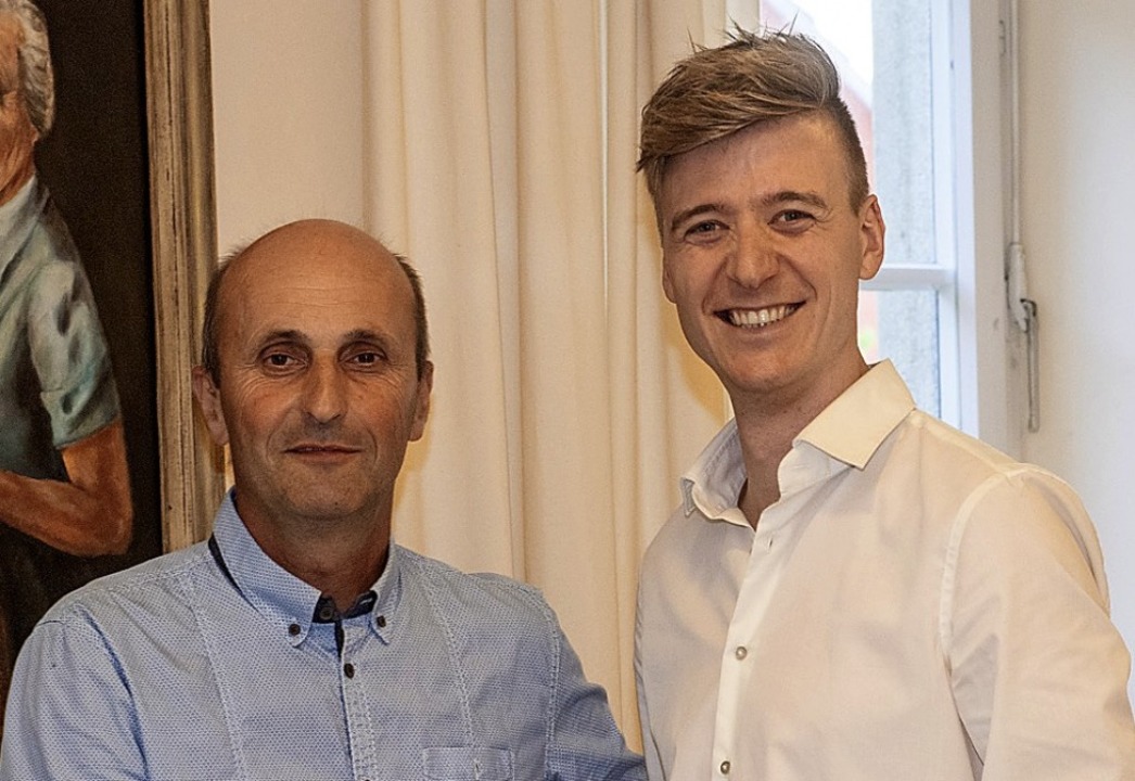 Der alte gratuliert dem neuen Ortsvors...Christoph Ries seine Untersttzung zu.  | Foto: Volker Mnch