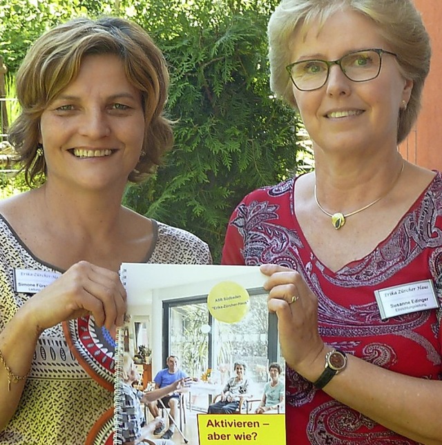 Die neue Broschre zeigen Simone Frst...und Susanne Edinger vom ASB Sdbaden.   | Foto: Hans Spengler
