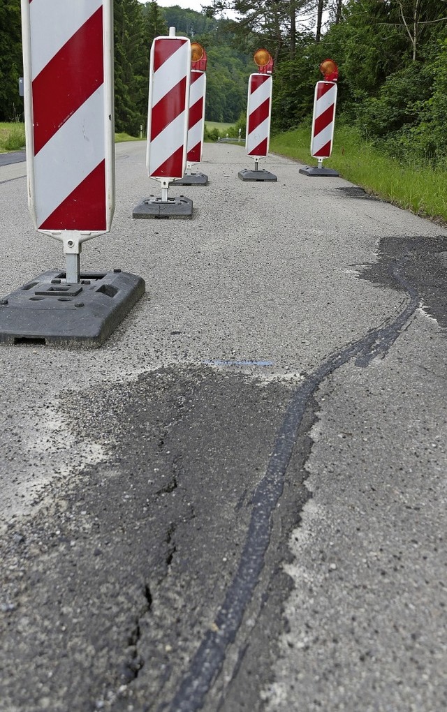 Seit geraumer Zeit ist ein Streckenabs...icherheitsgrnden halbseitig gesperrt.  | Foto: Juliane Khnemund