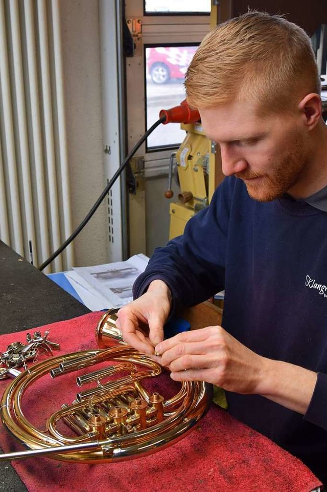 Metallblasinstrumentenmachermeister Ma... auch Instrumente, hier ein Waldhorn.   | Foto: Kai Kricheldorff