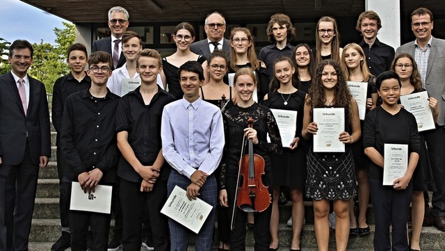 14 junge Musikerinnen und Musiker habe...stolz auf die regionalen Musiktalente.  | Foto: Babette Staiger