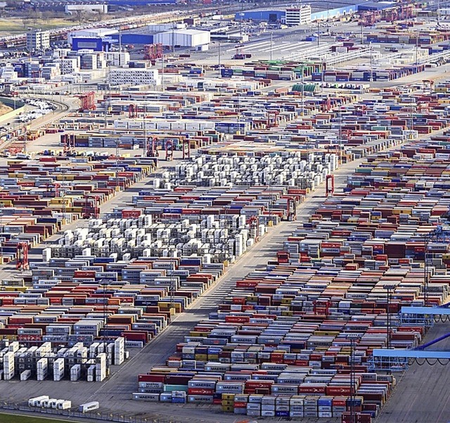 Container im Bremer Hafen &#8211;  so weit das Auge reicht.  | Foto: Mohssen Assanimoghaddam (dpa)