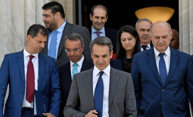 Selten drfte ein neuer griechischer P... sein wie Kyriakos Mitsotakis (Mitte).  | Foto: LOUISA GOULIAMAKI (AFP)