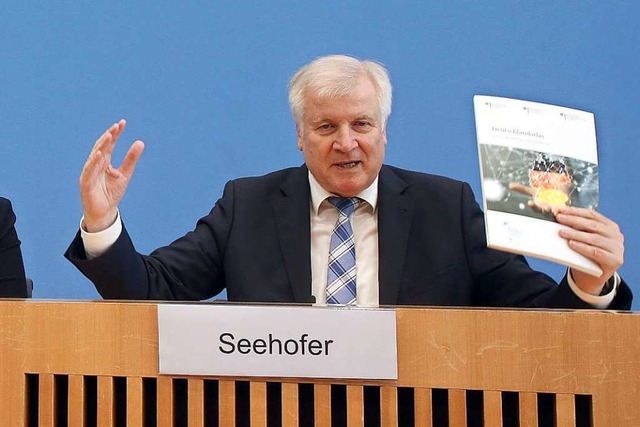 Innenminister Horst Seehofer (CSU) bei...leichwertige Lebensverhltnisse&quot;.  | Foto: Wolfgang Kumm (dpa)