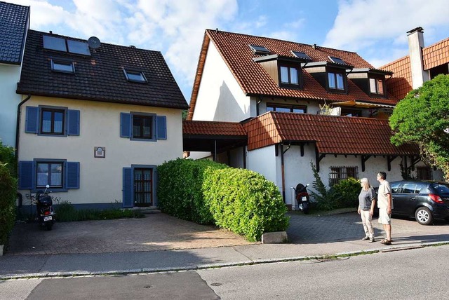 Im Haus mit den blauen Fensterlden wo...Schade. Es grenzt direkt an den Markt.  | Foto: Heinz und Monika Vollmar