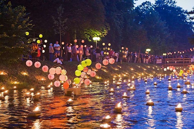 ber 15 000 Kerzen und Lampions lassen...heit in romantischem Licht erstrahlen.  | Foto: Kur- und Bder Gmbh