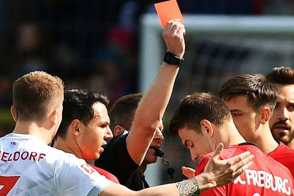Mai 2019: Im letzten Aufeinandertreffen der beiden Teams geht Freiburg durch einen Foulelfmeter von Vincenzo Grifo früh mit 1:0 in Führung. Nach einer halben Stunde hat der Düsseldorfer Dawid Kownacki zu viel Platz und erzielt mit einem strammen Schuss den Ausgleich. Trotz der Gelb-Roten Karte gegen Janik Haberer kann der SC das Unentschieden halten. (Foto: Patrick Seeger (dpa)) Mai 2019: Im letzten Aufeinandertreffen der beiden Teams geht Freiburg durch einen Foulelfmeter von Vincenzo Grifo früh mit 1:0 in Führung. Nach einer halben Stunde hat der Düsseldorfer Dawid Kownacki zu viel Platz und erzielt mit einem strammen Schuss den Ausgleich. Trotz der Gelb-Roten Karte gegen Janik Haberer kann der SC das Unentschieden halten. (Foto: Patrick Seeger (dpa))