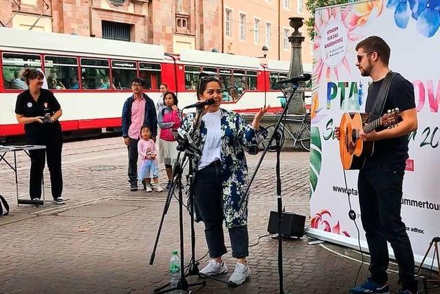 Bahar Kizil tritt in Freiburg als Straßenmusikerin für einen guten Zweck auf