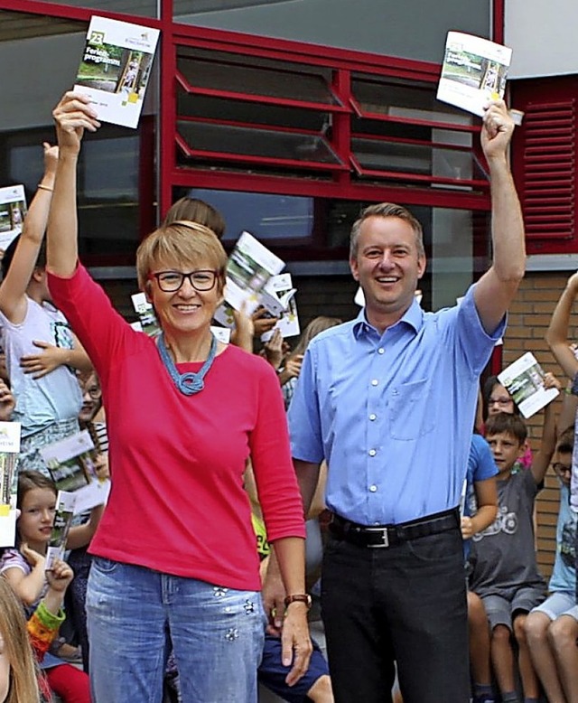 Schulsekretrin Priska Drr und Brger...l Weber verteilten die Programmhefte.   | Foto: Adelbert Mutz