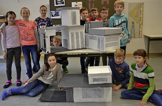 Grundschler prsentieren ihre Bauhaus-Modelle.  | Foto: Enderle (Lehrerin an der Johann-Ganter-Grundschule Broggingen)