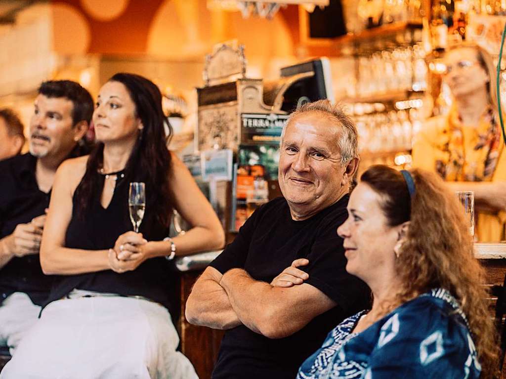 Von links: Philippe und Claudia Moehrke, die als musikalische Gste mitwirkten, Kabarettist Matthias Deutschmann und Regine Hodeige, Gattin von BZ-Verleger Christian Hodeige.