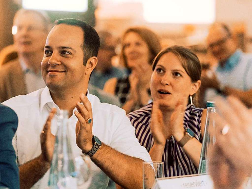 Viel geklatscht wurde an diesem Abend in der Freiburger Markthalle. Hier: Daniel Poppen-Charhouli und Nadja Poppen, Leiterin Personal und Recht des Badischen Verlags.