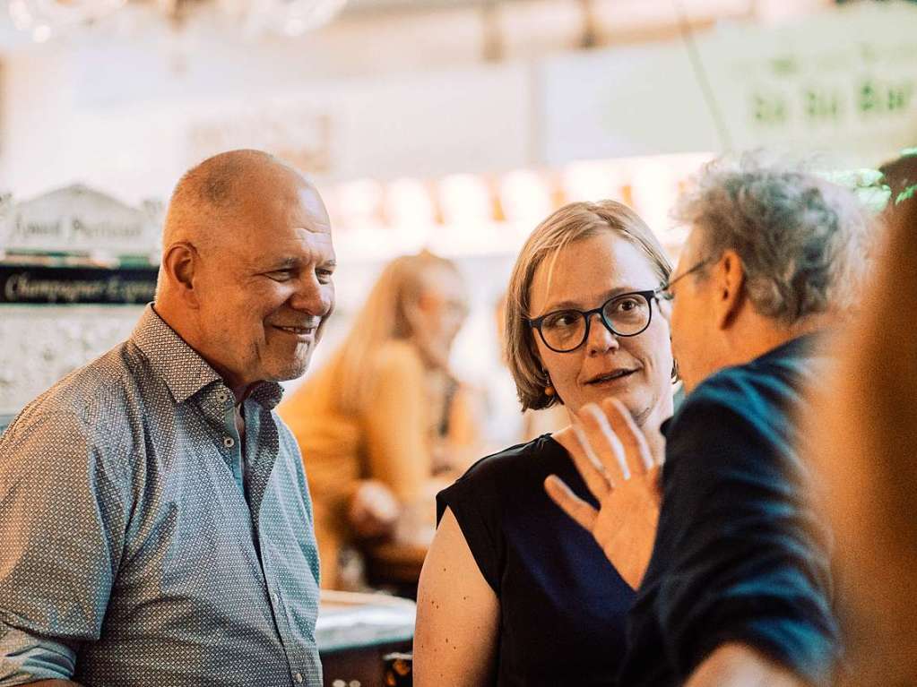 Der freie Journalist Heinz Siebold mit Ulrike Derndinger (Redaktion Lahr) und Karl-Heinz Fesenmeier (Ressort Nachrichten).