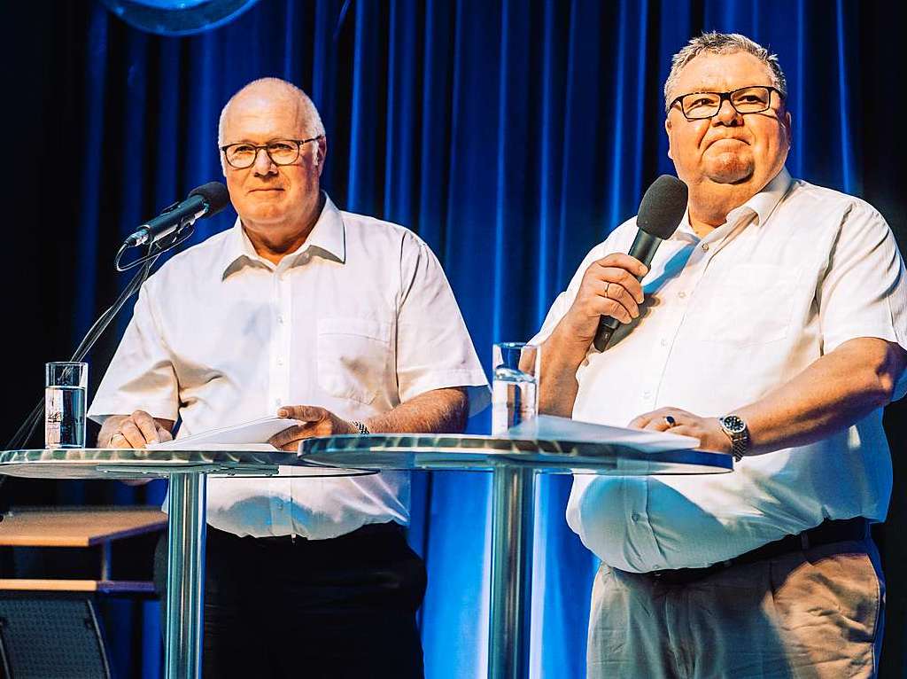 Wolfgang Poppen (l.) und Christian Hodeige bei der Abschiedslaudation fr Thomas Hauser.