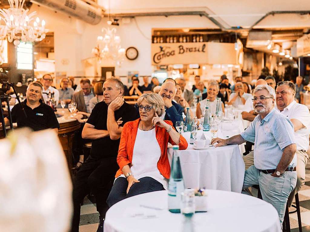 In der Freiburger Markthalle wurde BZ-Urgestein Thomas Hauser feierlich in den Ruhestand verabschiedet.