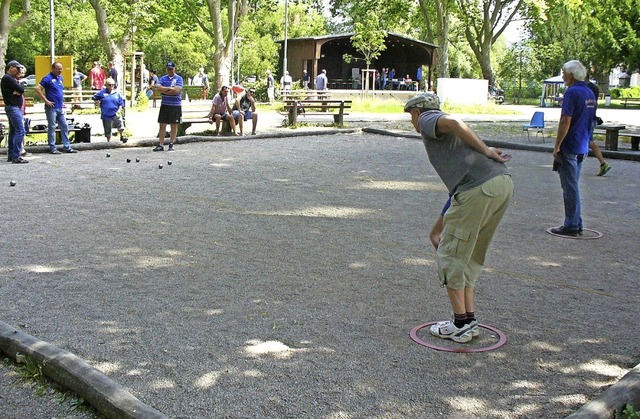 Konzentriert bei der Sache: Boule-Spieler in der Allee.   | Foto: Verein