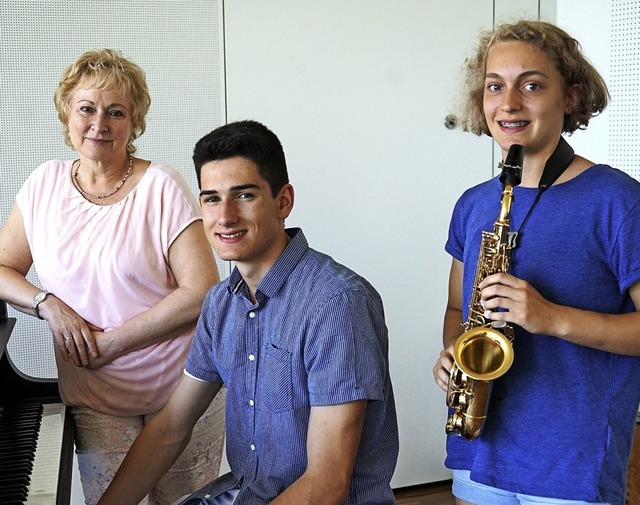 Musiklehrerin Katrin Teschke mit den &...Paolo Brenzinger und Anna Wachenfeld.   | Foto: Stadt Waldkirch