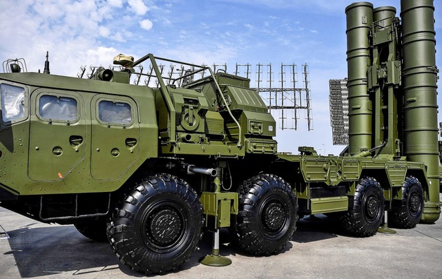 S-400 Luftabwehrraketen werden bei ein...Militrtechnologie bei Moskau gezeigt.  | Foto: ALEXANDER NEMENOV (AFP)