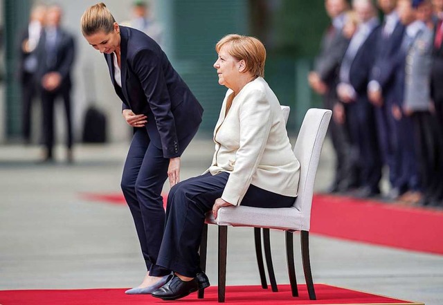 Bundeskanzlerin Angela Merkel (CDU) si...iksen beim Empfang vor dem Kanzleramt.  | Foto: Michael Kappeler (dpa)