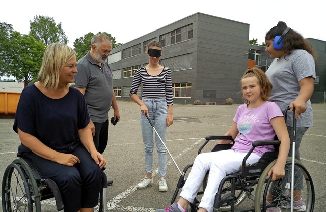 Esther Weber und Holger Kranz vom Proj... einer siebten Klasse auf dem Schulhof  | Foto: Katja Ruhardt