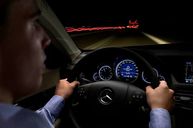 Beim nchtlichen Fahren steigt das Unf...llte er  Warnzeichen nicht ignorieren.  | Foto: Daimler
