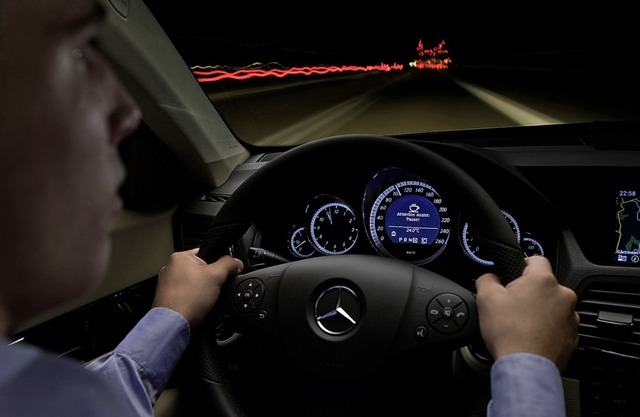Beim nchtlichen Fahren steigt das UnfallrisikoFoto: Daimler  | Foto: Daimler