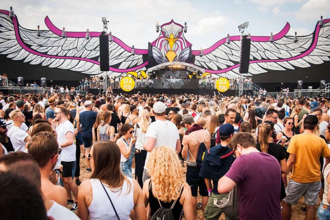 Tausende Techno-Fans pilgerten am Sams... wie Sven Vth oder Solomun zu feiern.  | Foto: Jan Lienemann