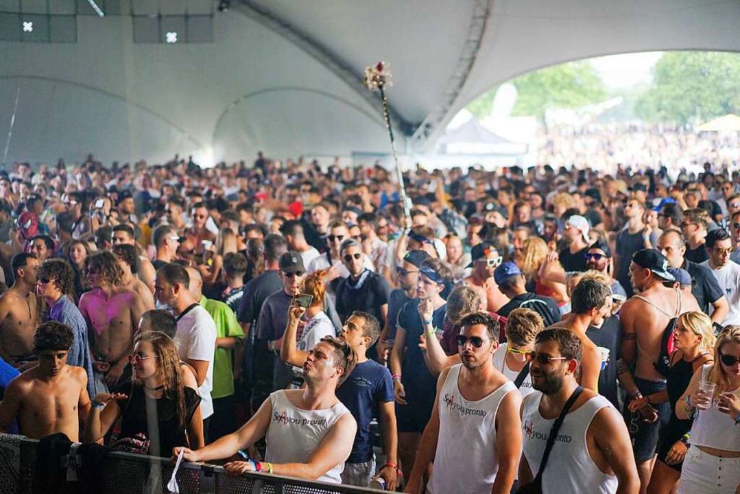 Tausende Techno-Fans pilgerten am Sams... wie Sven Vth oder Solomun zu feiern.  | Foto: Simon Langemann