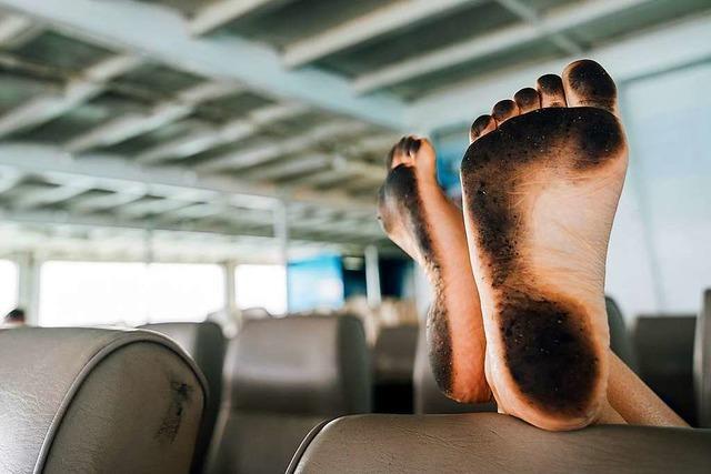 Darf man seine nackten Füße im Café oder Zug auf einen Sitz legen?