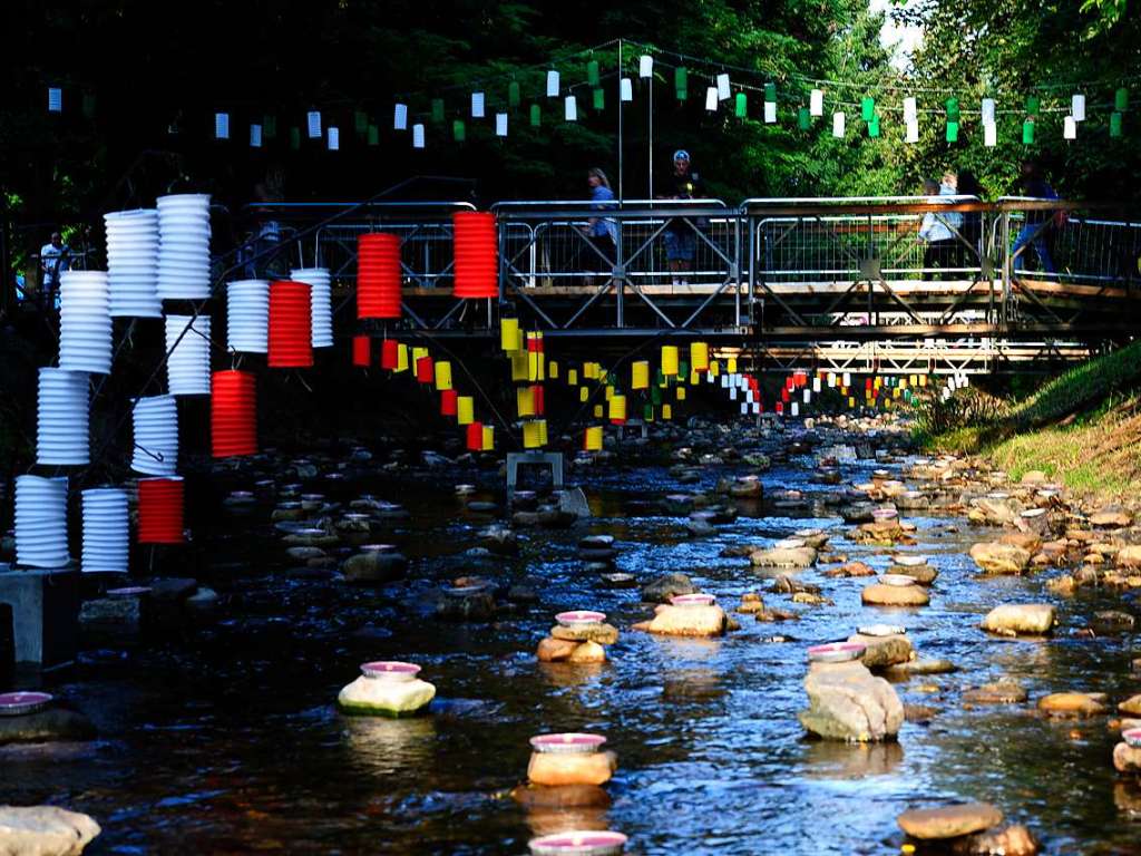 Glck mit dem Wetter hatte das Lichterfest im Bad Krozinger Kurpark am Samstag. Da gab es ideale Voraussetzungen fr bunte Illumination mit tausenden Lampions und gute Laune bei Musik, Spiel und Spa, Speis und Trank.