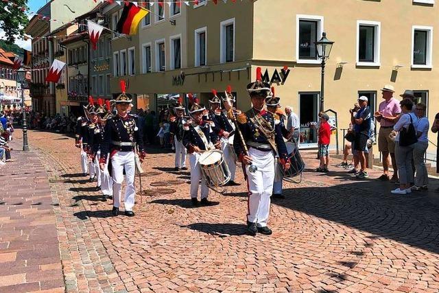 Historische Bürgerwehr Waldkirch spielt den Großen Zapfenstreich