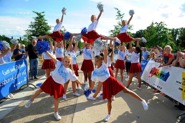 Stimmung vor dem Start: die Cheerleader aus dem Lahrer Dance-Fit-Studio  | Foto: Pressebro Schaller
