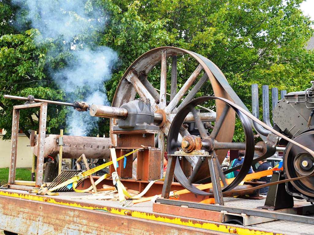 Mit Schwungrad und Keilriemen angetriebener berdimensionaler Holzkohlengrill