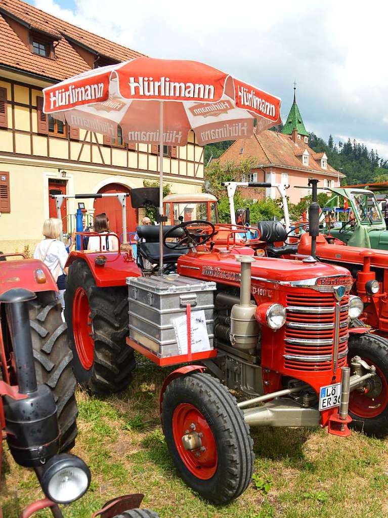 Der auf dem Traktor installierte Sonnenschirm war am Vormittag ntig