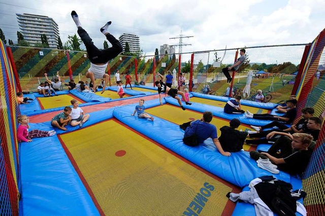 Auf dem Trampolin machten die Teilnehmer den Hochhusern Konkurrenz.  | Foto: Pressebro Schaller