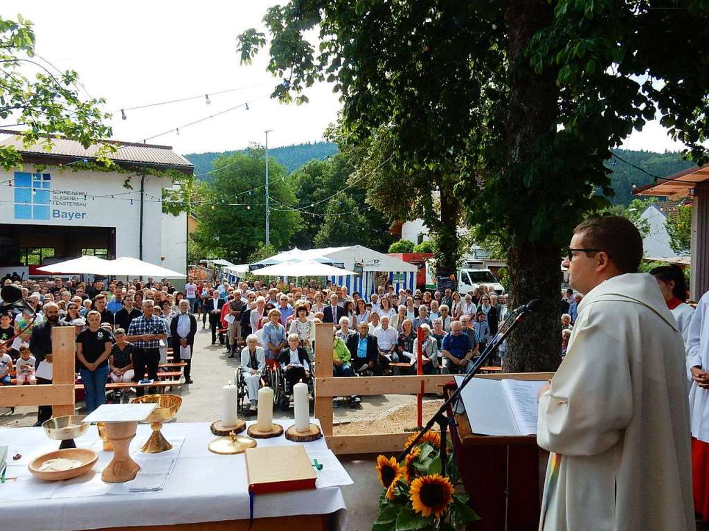 An die 400 Besucher feierten mit Jugendseelsorger Claudius Dufner (rechts) den Festgottesdienst.